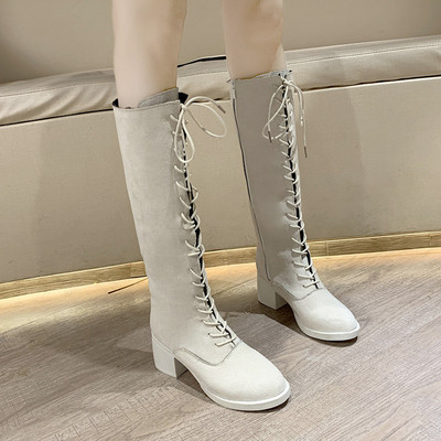 Ökobársonyból készült fűzős női csizma fehér és fekete színben