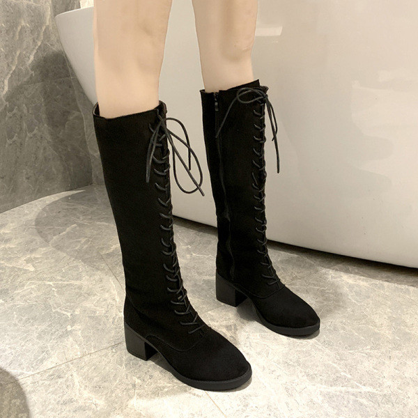 Ökobársonyból készült fűzős női csizma fehér és fekete színben