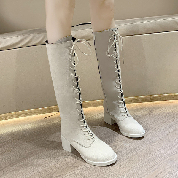 Ökobársonyból készült fűzős női csizma fehér és fekete színben