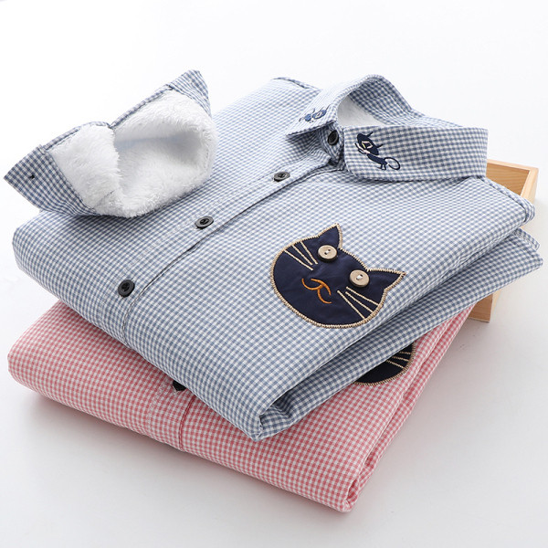 Női kockás ing gombokkal és klasszikus gallérral kék és piros színben