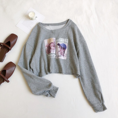 Bluza scurta de dama in patru culori cu aplicatie si decolteu oval