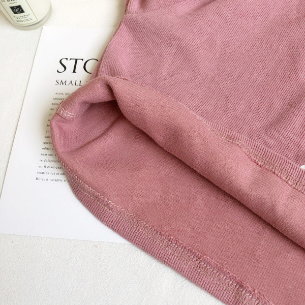 Bluza scurta de dama in patru culori cu aplicatie si decolteu oval