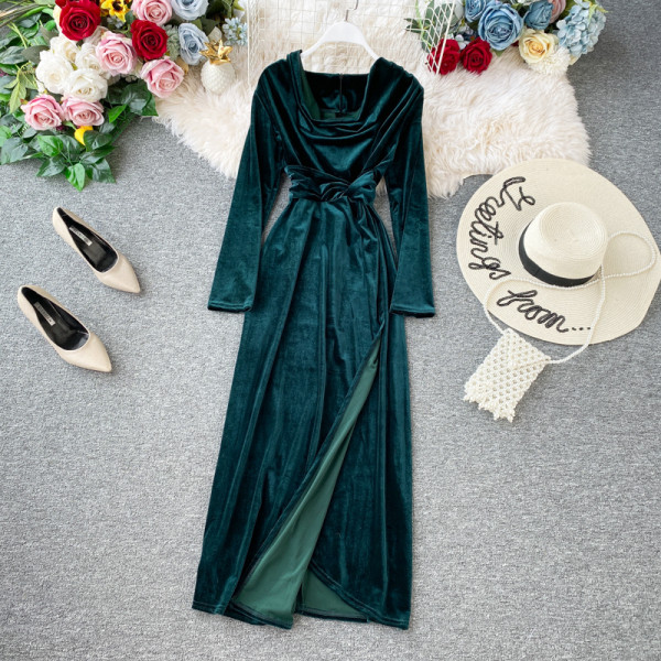 Modern női bársonyruha aszimmetrikus modell fekete és zöld színben