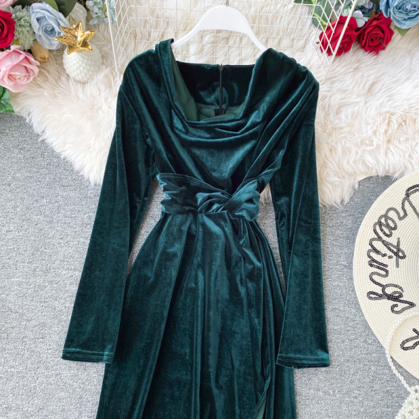 Modern női bársonyruha aszimmetrikus modell fekete és zöld színben