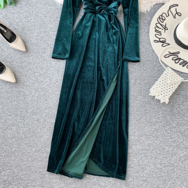 Modern női bársonyruha aszimmetrikus modell fekete és zöld színben