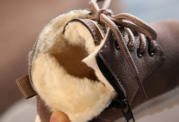 Παιδικές χειμωνιάτικες μπότες για κορίτσια και αγόρια με επίπεδη σόλα από οικολογικό σουέτ και μαλακή επένδυση - καφέ και μαύρο χρώμα