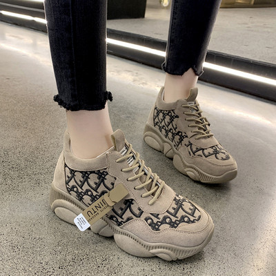 Μοντέρνα γυναικεία αθλητικά παπούτσια με κεντήματα και κορδόνια σε καφέ και μαύρο χρώμα