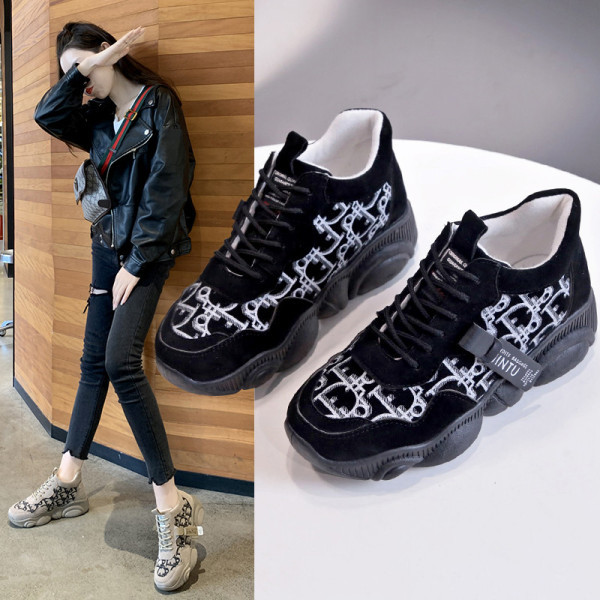 Μοντέρνα γυναικεία αθλητικά παπούτσια με κεντήματα και κορδόνια σε καφέ και μαύρο χρώμα