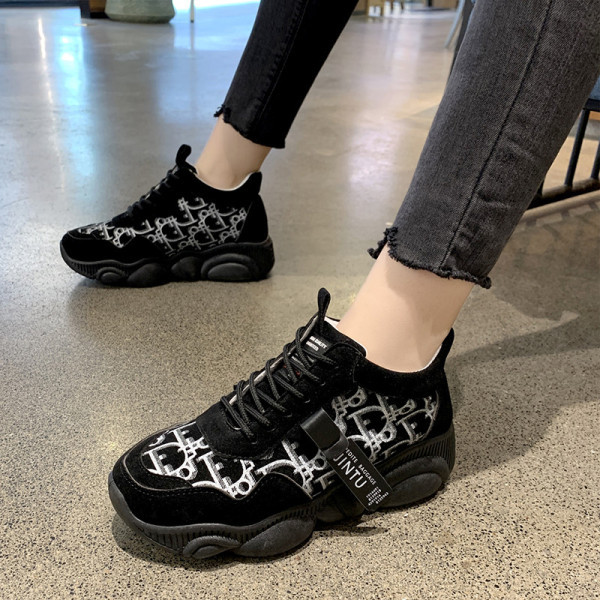 Μοντέρνα γυναικεία αθλητικά παπούτσια με κεντήματα και κορδόνια σε καφέ και μαύρο χρώμα