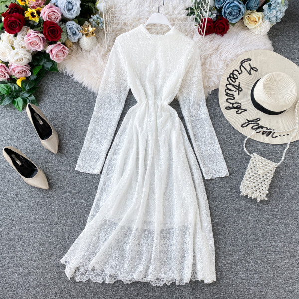 Γυναικείο δαντελένιο φόρεμα με μακριά μανίκια σε λευκό και μπεζ χρώμα