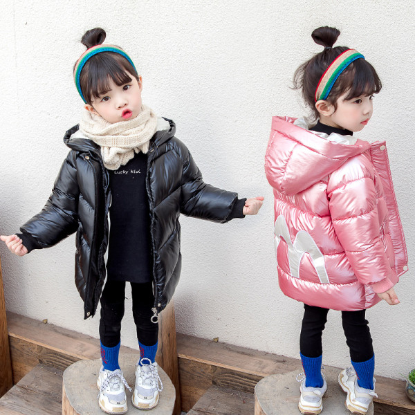 Παιδικό χειμωνιάτικο μπουφάν για κορίτσια σε μαύρο και ροζ  χρώμα με κουκούλα