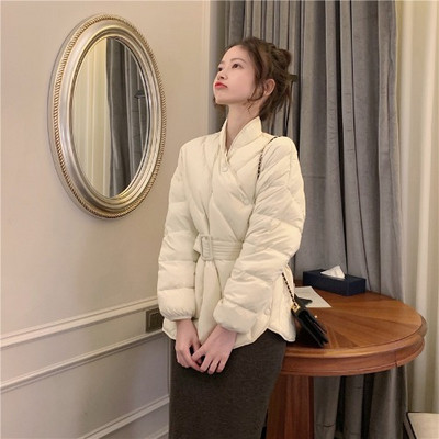 Női téli kabát aszimmetrikus rögzítéssel és övvel