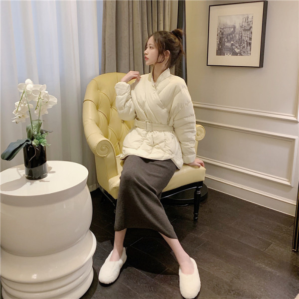 Női téli kabát aszimmetrikus rögzítéssel és övvel