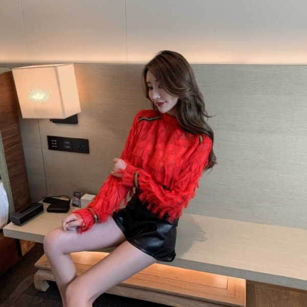 Piros-fehér női blúz bojttal