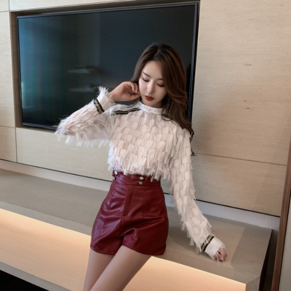 Piros-fehér női blúz bojttal