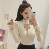 Modern női blúz csipkével az ujjakon és magas gallérral, három színben