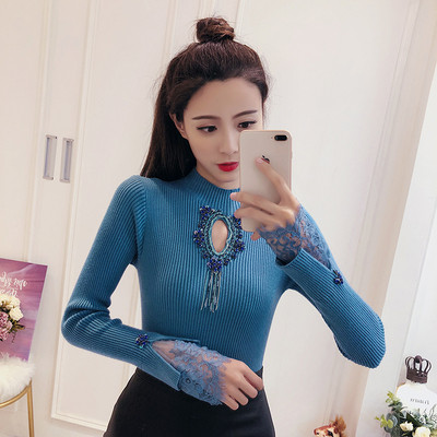 Modern női blúz csipkével az ujjakon és magas gallérral, három színben