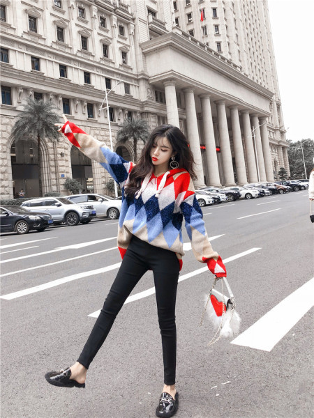 Női pulóver kapucnival és nyakkendővel két színben