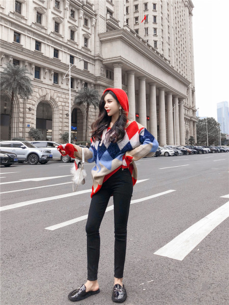 Női pulóver kapucnival és nyakkendővel két színben