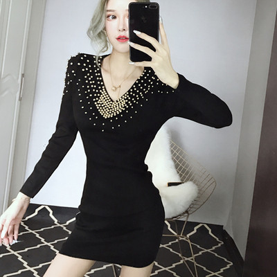 Μοντέρνο σλιμ μαύρο φόρεμα με μεταλλικά τρουξ