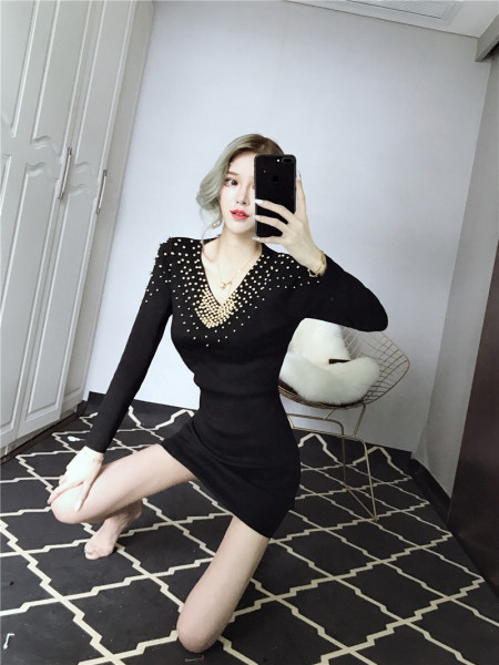 Μοντέρνο σλιμ μαύρο φόρεμα με μεταλλικά τρουξ