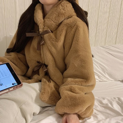 Χνουδωτό γυναικείο παλτό με κουκούλα και τρισδιάστατο στοιχείο σε καφέ και μπεζ χρώμα