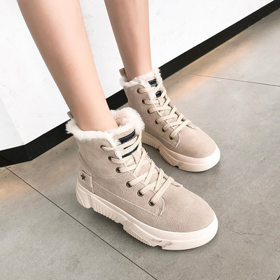 Modern női csizma puha béléssel és bézs és fekete fűzővel