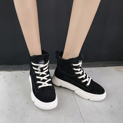 Modern női csizma puha béléssel és bézs és fekete fűzővel