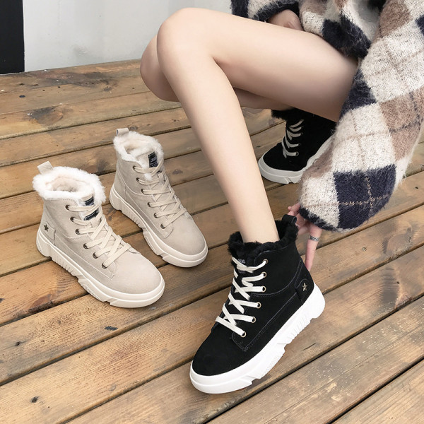 Modern női csizma puha béléssel és bézs és fekete fűzővel