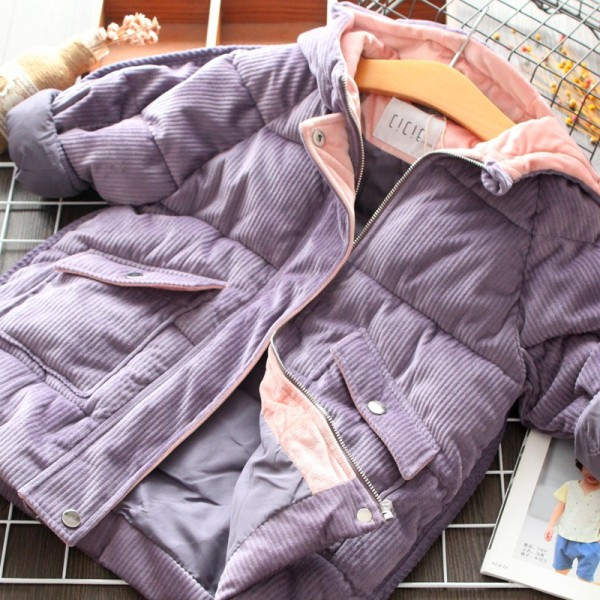 Új modell téli gyerekkabát lila és bézs színű kapucnival és zsebekkel