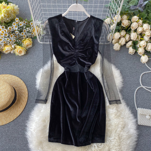 Κομψό μαύρο γυναικείο βελούδινο φόρεμα με τούλινα μανίκια