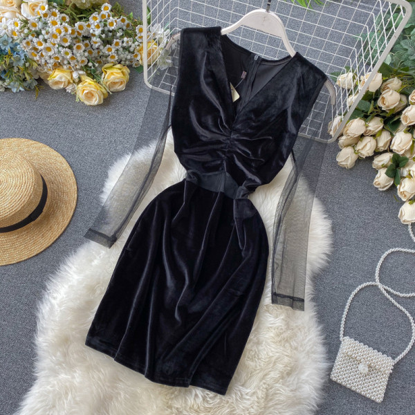 Κομψό μαύρο γυναικείο βελούδινο φόρεμα με τούλινα μανίκια
