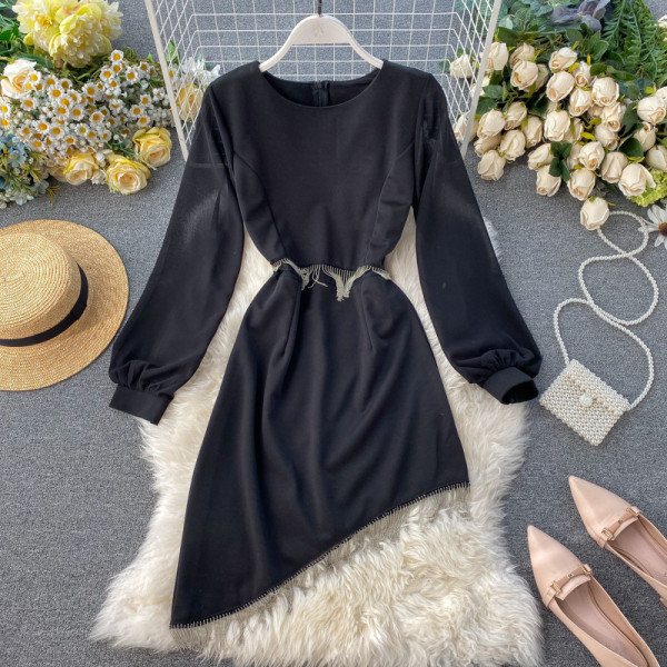 Aszimmetrikus modell női ruha rojtokkal fekete színben