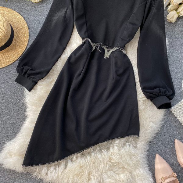 Aszimmetrikus modell női ruha rojtokkal fekete színben