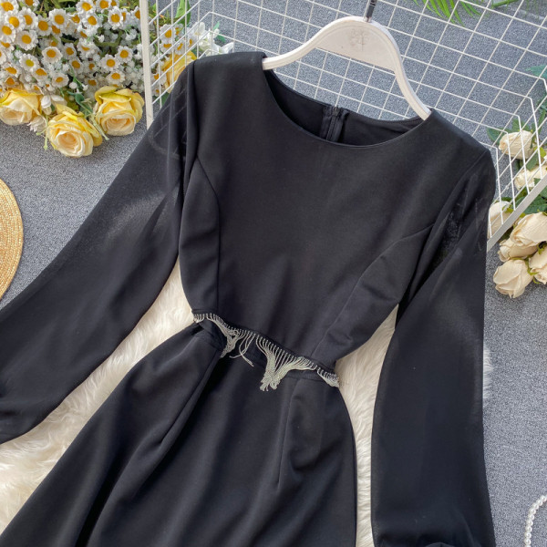 Aszimmetrikus modell női ruha rojtokkal fekete színben