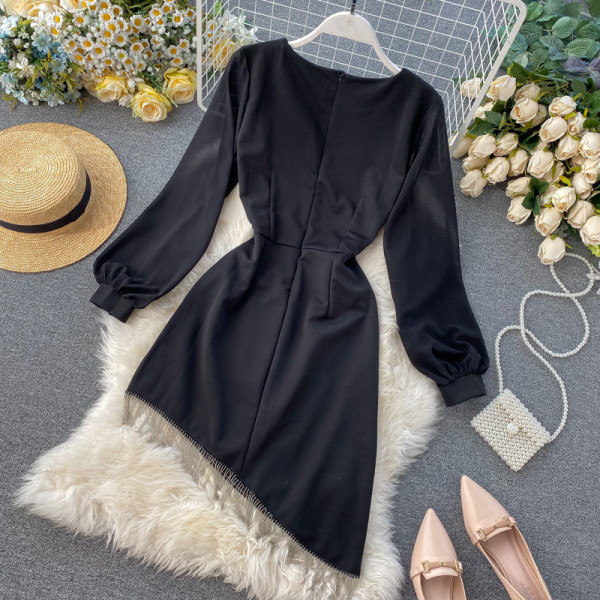 Aszimmetrikus modell női ruha rojtokkal fekete színben