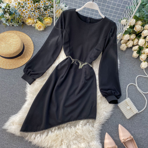 Aszimmetrikus modell női ruha rojtokkal fekete színben