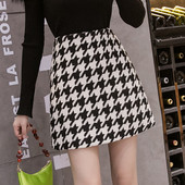 Modern női szoknya magas derékkal, fekete-fehér színben