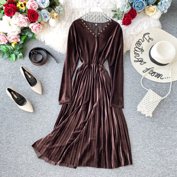 Női rakott ruha, hosszú ujjú bársonyból és gyöngyökből három színben