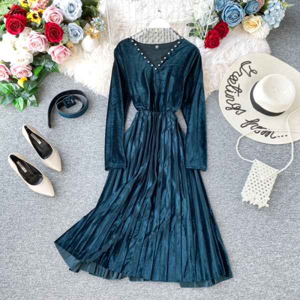 Női rakott ruha, hosszú ujjú bársonyból és gyöngyökből három színben