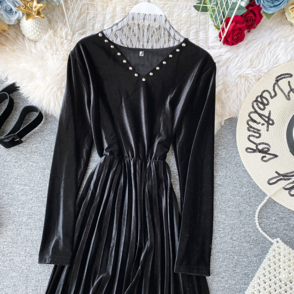 Női rakott ruha, hosszú ujjú bársonyból és gyöngyökből három színben