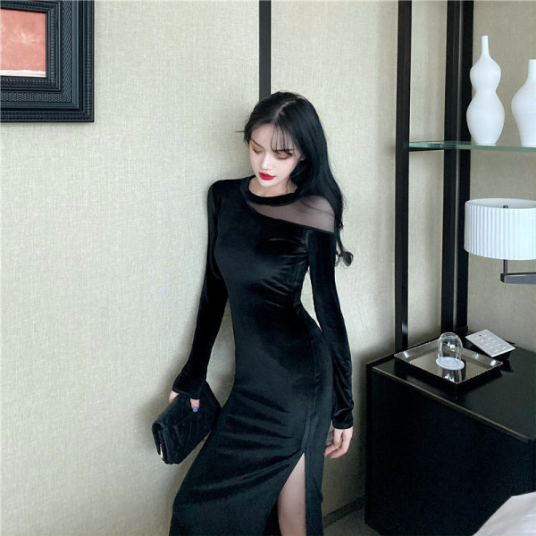 Stílusos női testhezálló ruha, hosszú bársony ujjú fekete színben