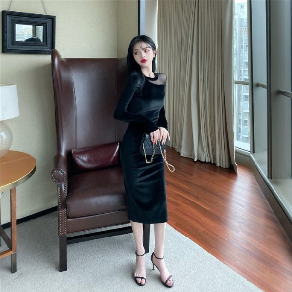 Stílusos női testhezálló ruha, hosszú bársony ujjú fekete színben