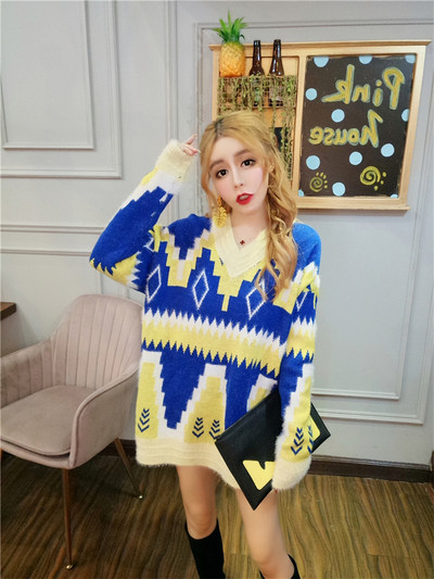 Πολύχρωμο χειμωνιάτικο γυναικείο πουλόβερ με μακρύ μοντέλο με ντεκολτέ