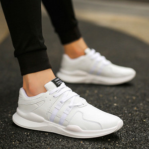 Alkalmi férfi tornacipő fűzővel és vastag talppal, fehér és fekete színben