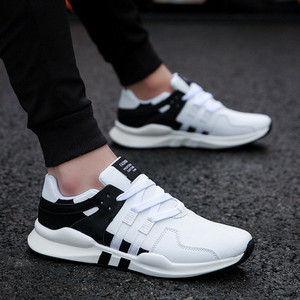 Alkalmi férfi tornacipő fűzővel és vastag talppal, fehér és fekete színben