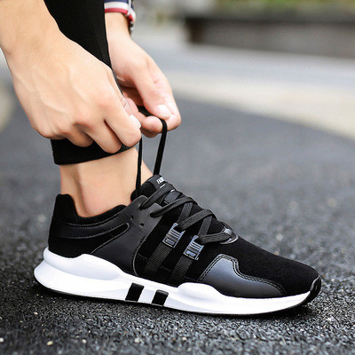 Alkalmi férfi tornacipő fűzővel és vastag talppal, fehér és fekete színben