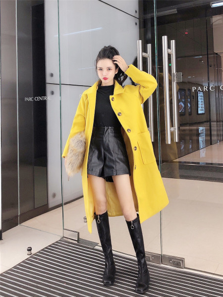 Aktuális női őszi-téli kabát zsebekkel és gombokkal, sárga-fehér színben