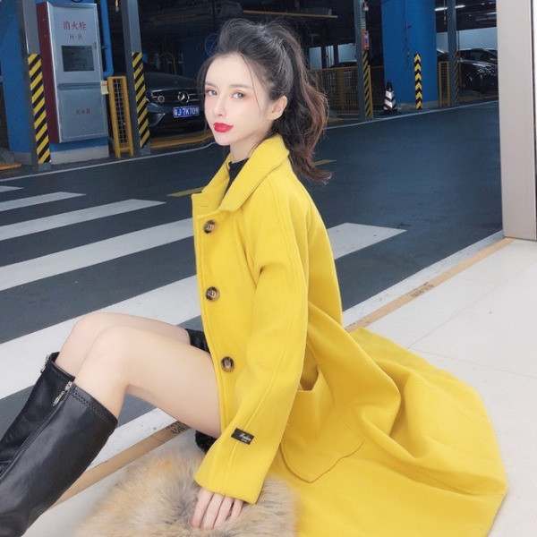 Aktuális női őszi-téli kabát zsebekkel és gombokkal, sárga-fehér színben