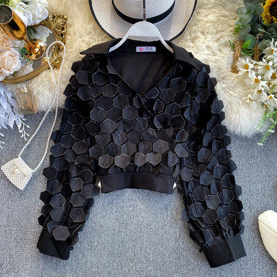 Μοντέρνο γυναικείο πουκάμισο με κλασικό κολάρο και τρισδιάστατο στοιχείο σε λευκό και μαύρο χρώμα